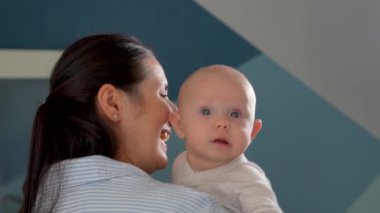 Sevgi dolu anne, yeni doğmuş bebeğini kucağında tutuyor. - Aile. Çocuk büyütmek. Annelik