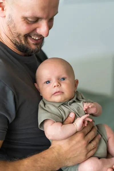 Mutlu baba ve yeni doğan oğul portresi..