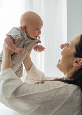 Anne bebeğiyle oynamayı, birlikte vakit geçirmeyi, aile ve çocuk bakımı kavramını seviyor. Annelik ve doğum sonrası dönemi