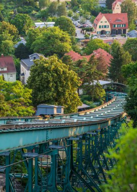 Dünyanın en eski askıya alma demiryolu. Dresden 'deki Schwebebahn. Kablolu araba. Almanya.