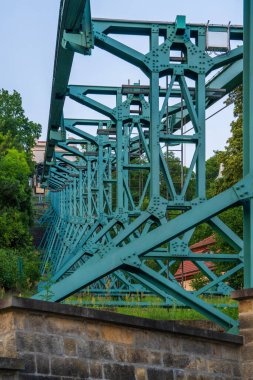 Schwebebahn Dresden dünyanın en eski askıya alınmış demiryollarından biri. Sadece demir işçiliği. Teleferik askıya alındı, Dresden, Almanya