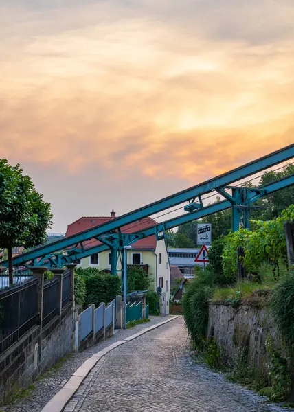 Schwebebahn Dresden dünyanın en eski askıya alınmış demiryollarından biri. Sadece demir işçiliği. Teleferik askıya alındı, Dresden, Almanya