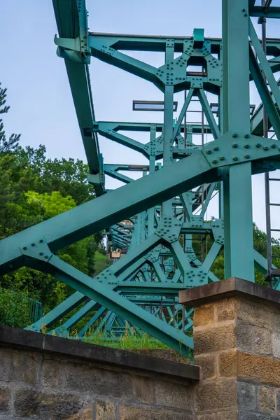 Schwebebahn Dresden dünyanın en eski askıya alınmış demiryollarından biri. Sadece demir işçiliği. Teleferik askıya alındı, Dresden, Almanya