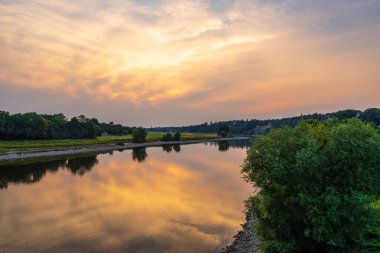 Nehrin üzerinde güzel bir gün batımı Elbe Nehri renkli sarıdır. Akşam sessizliği, sükunet, doğanın güzelliği. Dresden. Almanya.