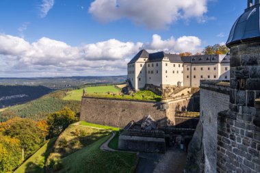 Sonbaharda Koenigstein Kalesi. Kalenin dış duvarları. Sakson İsviçre, Almanya