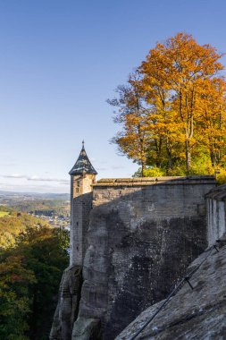 Sonbaharda Koenigstein Kalesi. Kalenin dış duvarları. Sakson İsviçre, Almanya