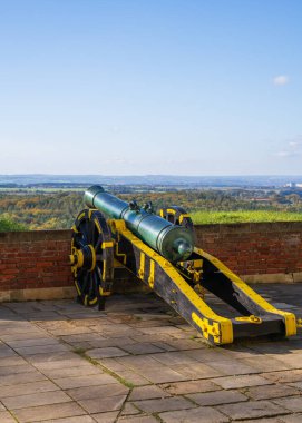 Ortaçağ kalesi Koenigstein 'in savunma duvarındaki antik top Sakson İsviçre' deki Elbe Nehri 'nin yukarısındaki kayalık tepede. Knigstein. Almanya. 
