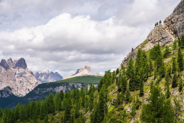 Dolomite Alpleri, Güney Tyrol, İtalya, Dolomitler 'in huzurlu dağ manzarasının panoramik görüntüsü