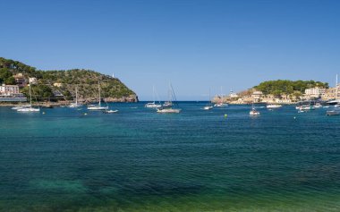 Port de Soller 'daki küçük bir deniz fenerinin resimli görüntüsü. Demirlemiş yatlar, limandaki gemiler. Mallorca, İspanya