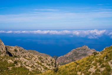 Mallorca 'nın batısındaki Tramuntana Dağları, mavi deniz, Balear Adaları, İspanya