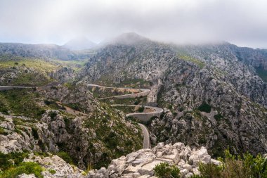 Engebeli Sa Calobra Dağları 'ndan dolambaçlı yol. Ünlü turist merkezi. Mallorca. İspanya