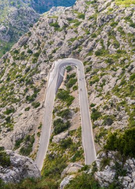 Engebeli Sa Calobra Dağları 'ndan dolambaçlı yol. Ünlü turist merkezi. Mallorca. İspanya