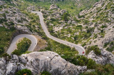 Engebeli Sa Calobra Dağları 'ndan dolambaçlı yol. Ünlü turist merkezi. Mallorca. İspanya