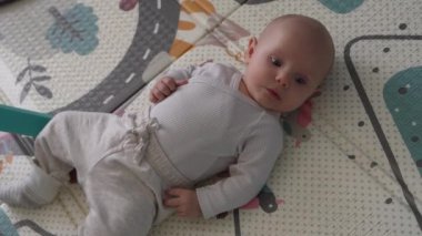  Sevimli yeni doğmuş bebek kameraya bakıp gülümsüyor. Çocuk, bebek, ebeveynlik, çocukluk, hayat, aile, gelecek kavramı.
