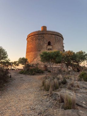 Yaklaşık 11 metre yüksekliğindeki Uzun Picada Kulesi, Mallorca adasındaki en büyük tarihi kulelerden biridir. Port de Soller. Torre Picado.Mallorca, İspanya