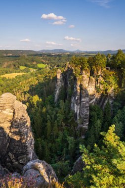 Güneşli bir günde Saxon İsviçre 'deki ünlü Bastai Köprüsü' nden muhteşem bir manzara..