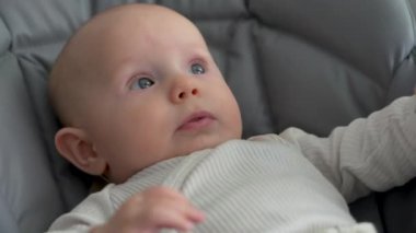 Sallanan sandalyede yeni doğan bebeğin yakın portresi. Mutlu bir aile. Bebeklik sabahı, çocukluk aktiviteleri..