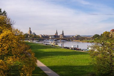 Dresden, Saksonya, Almanya. 19.10.2024. Dresden, Almanya. Eski şehrin tarihi merkezi Elbe nehrinin güzel manzarası. Turistler rıhtımda duruyor ve eğlence teknesini bekliyorlar..