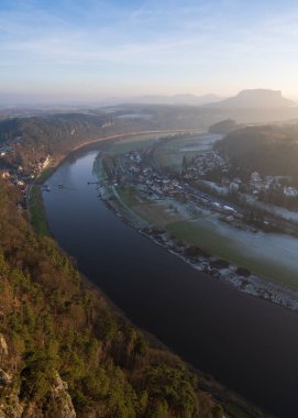 Almanya 'da Sakson İsviçre' nin kış günbatımı manzarası ve Bastei Köprüsü 'nün yüksekliğinden manzara. Elbe Nehri 'ndeki kum taşı dağları. Popüler turizm merkezi.