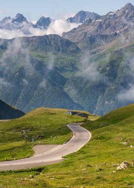 Kız bisikletçi ünlü Grossglockner Hochalpenstrasse yüksek dağ yoluna çıkıyor. Popüler turizm merkezi. Grossglockner yüksek alp yolu. Avusturya