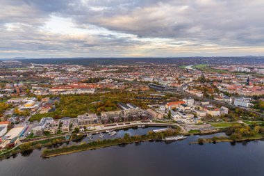 Sıcak hava balonundan Dresden 'in panoramik görüntüsü. Elbe Nehri şehrin içinden akar ve resim gibi bir manzara yaratır. Almanya. Hava görünümü