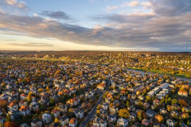Gün batımında sıcak hava balonundan Dresden şehrinin güzel manzarası. Şehir manzarası, evler, Elbe Nehri. Günbatımı gökyüzü zengin kültür mirasıyla Alman şehrinin güzelliğini vurguluyor