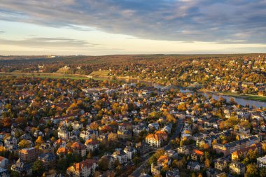 Gün batımında sıcak hava balonundan Dresden şehrinin güzel manzarası. Şehir manzarası, evler, Elbe Nehri. Günbatımı gökyüzü zengin kültür mirasıyla Alman şehrinin güzelliğini vurguluyor
