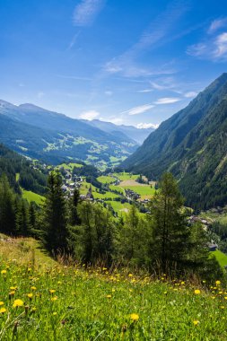  Yeşil alp çayırları ve görkemli dağlarla çevrili Avusturya 'nın Heiligenblut köyünün hava manzarası. Seyahat, doğa, Avrupa mimarisi 
