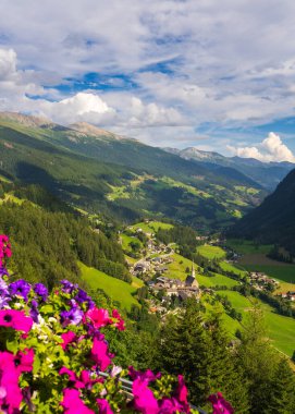 Yeşil alp çayırları ve görkemli dağlarla çevrili Avusturya 'nın Heiligenblut köyünün hava manzarası. Seyahat, doğa, Avrupa mimarisi