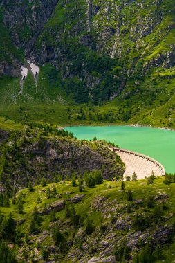 Avusturya 'nın en yüksek zirvesi Grossglockner' ın arka planına karşı Hohe Tauern Ulusal Parkı 'ndaki etkileyici Pastertse buzuluyla çarpıcı bir turkuaz gölü..
