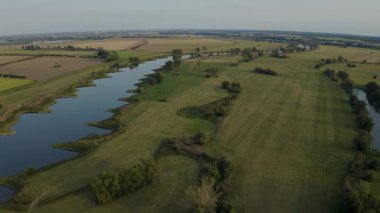  Almanya 'daki Elbe Nehri' nin havadan görünüşü. Çayırların arasında nehir yatakları, biçilmiş tarlaları olan tarım alanları. Bankalar doğal eğrilerle kesilir. Kavram: ekoloji, kırsal