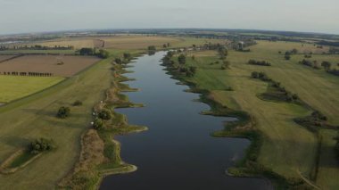  Almanya 'daki Elbe Nehri' nin havadan görünüşü. Çayırların arasında nehir yatakları, biçilmiş tarlaları olan tarım alanları. Bankalar doğal eğrilerle kesilir. Kavram: ekoloji, kırsal