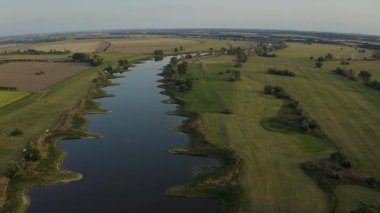  Almanya 'daki Elbe Nehri' nin havadan görünüşü. Çayırların arasında nehir yatakları, biçilmiş tarlaları olan tarım alanları. Bankalar doğal eğrilerle kesilir. Kavram: ekoloji, kırsal