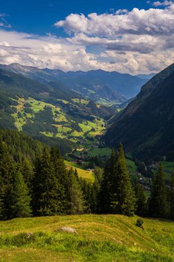 Kalbinde yer alan güzel Heiligenblut Avusturya köyüne bakın. Görkemli Grossglockner dağ sırasının etrafını sardı. Alp güzelliğinin birleşimi, Hohe Tauern Ulusal Parkı 'nda sükunet..