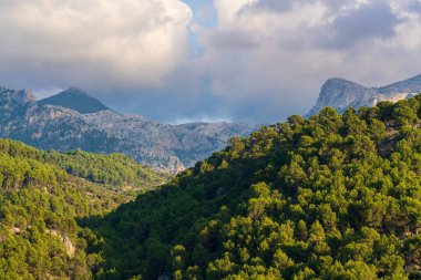 Tramuntana dağlarının mavi bulutlu gökyüzünün altındaki panoramik manzarası. Mallorca Güzeli, Balear Adaları, İspanya