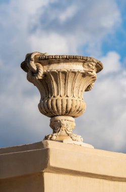 Kupaya ya da törensel kupaya benzeyen zarif bir heykel. Karmaşık detaylarla hazırlanmış. Zafer ve prestij sembolü. Port de Soller, Mallorca.