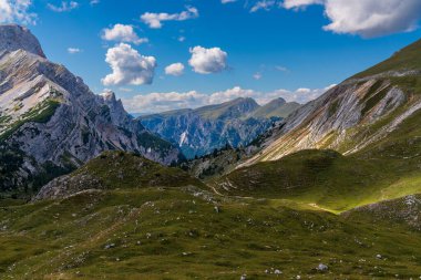 Dolomitlerin nefes kesici manzarası, yemyeşil çayırlar yüksek kayalıklarla tezat oluşturuyor. Engebeli dağ tepeleri ve canlı alp bitkilerinin mükemmel uyumu.