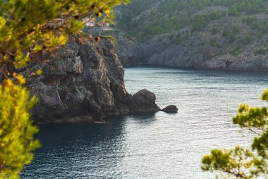 Rocky, Mallorca Adası 'ndaki Port de Soller kıyı şeridi. Akdeniz kıyıları yıkanır. Eğlence, seyahat, turizm