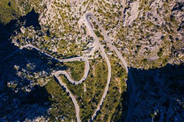 Muhteşem ikonik Sa Calobra yolu Mallorca 'daki Tramuntana Dağları' ndan geçiyor. Serpentine dağ geçidi, keskin kıvrımlı. Gezginler ve bisiklet meraklıları için en üst nokta..