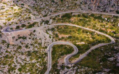 Muhteşem ikonik Sa Calobra yolu Mallorca 'daki Tramuntana Dağları' ndan geçiyor. Serpentine dağ geçidi, keskin kıvrımlı. Gezginler ve bisiklet meraklıları için en üst nokta.