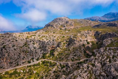 Muhteşem ikonik Sa Calobra yolu Mallorca 'daki Tramuntana Dağları' ndan geçiyor. Serpentine dağ geçidi, keskin kıvrımlı. Gezginler ve bisiklet meraklıları için en üst nokta.
