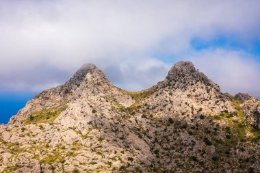 Tramuntana dağlarının mavi gökyüzünün altında manzaralı bir hava manzarası. Mallorca Güzeli, Balear Adaları, İspanya