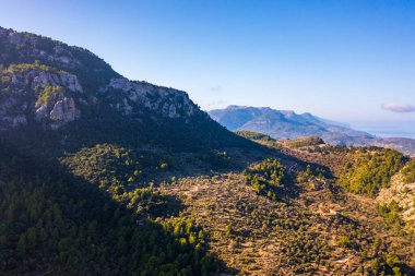 Tramuntana dağlarının mavi gökyüzünün altında manzaralı bir hava manzarası. Mallorca Güzeli, Balear Adaları, İspanya
