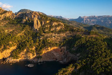 Nefes kesici hava manzarası Mallorcas dramatik kayalık kıyı şeridi, engebeli Tramuntana Dağlarının derin mavi Akdeniz ile buluştuğu yer. Şaşırtıcı doğal manzara.