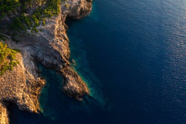Nefes kesici hava manzarası Mallorcas dramatik kayalık kıyı şeridi, engebeli Tramuntana Dağlarının derin mavi Akdeniz ile buluştuğu yer. Şaşırtıcı doğal manzara.