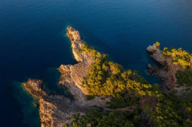 Çarpıcı hava perspektifi Mallorcas engebeli kıyı şeridi, görkemli Tramuntana Dağları 'nın Akdeniz' in derin mavi sularıyla birleştiği yer. Olağanüstü doğal manzara uçurumları ve deniz