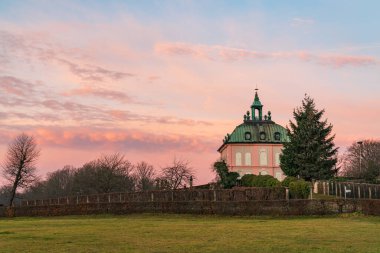 Moritzburg 'daki Fasanerie Şatosu' nda gün batımında, yumuşak altın ışıkla sıcak bir mimari sergileniyor. Alman tarihi simgesi olan pitoresk bir manzara yaratmak
