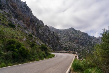 Serpentine, Mallorca, İspanya 'daki ünlü Sa Calobra dağ yolundan döndü. Kayalık dağların arasında dar asfalt yol rüzgarları. Seyahat et. Etkin turizm