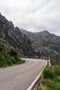 Serpentine, Mallorca, İspanya 'daki ünlü Sa Calobra dağ yolundan döndü. Kayalık dağların arasında dar asfalt yol rüzgarları. Seyahat et. Etkin turizm
