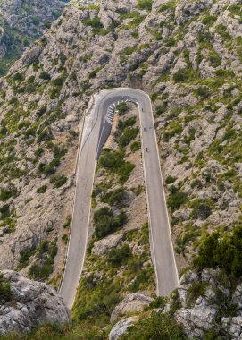 İspanya, Mallorca 'daki ünlü Sa Calobra dağ yolu. Kayaların arasında yılan gibi esiyor..